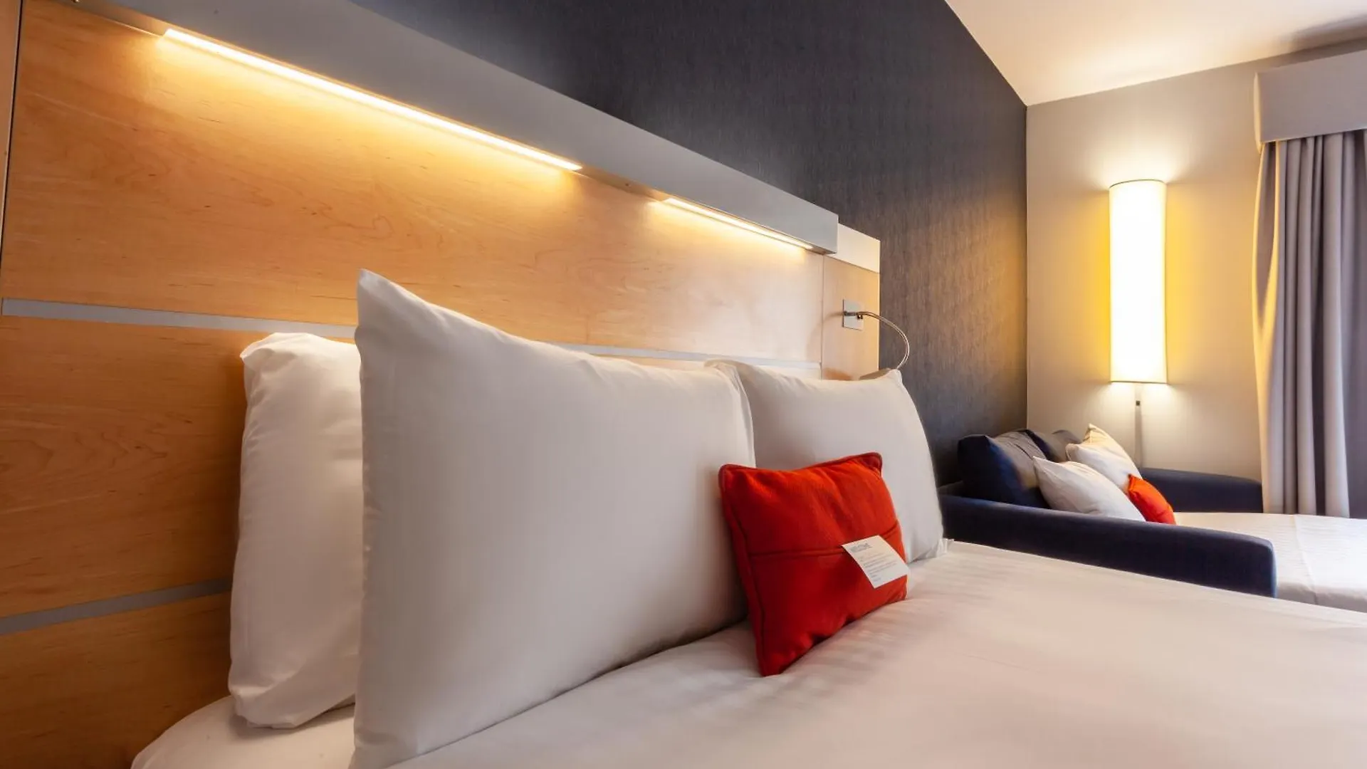 Holiday Inn Express Edinburgh - Royal Mile By Ihg Hotel